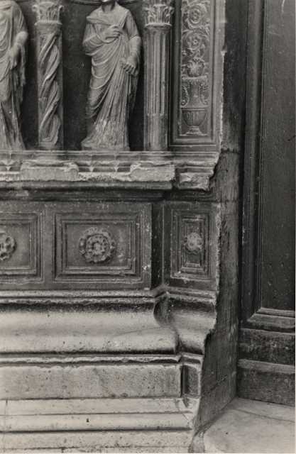 Anonimo — Domenico da Capodistria - sec. XV - Vicovaro, Tempietto di S. Giacomo Maggiore, portale, zoccolo con motivi decorativi a rosette — particolare